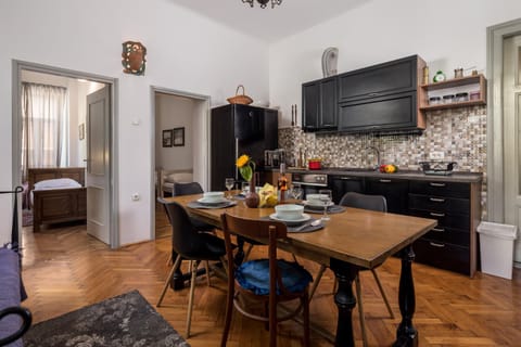 Kitchen or kitchenette, Seating area