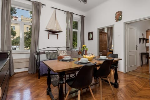 Kitchen or kitchenette, Seating area