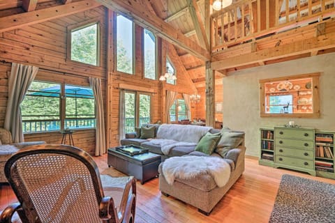 Cozy Mount Snow Chalet with Game Room and Hot Tub House in Dover