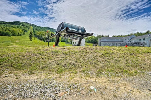 Ski-InandSki-Out Magic Mountain Condo with Deck! Condo in South Londonderry