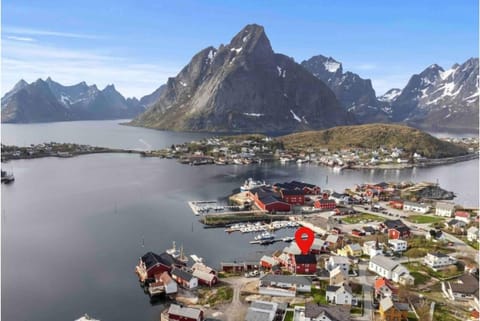 Reine Front View - Mountain & Seaview House in Lofoten