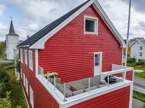 Reine Front View - Mountain & Seaview House in Lofoten