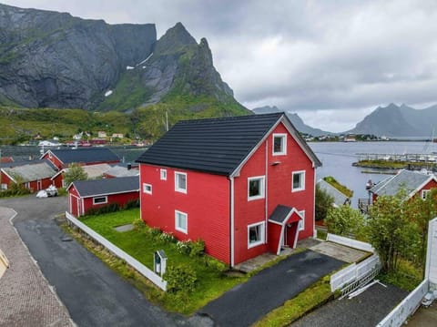 Reine Front View - Mountain & Seaview House in Lofoten