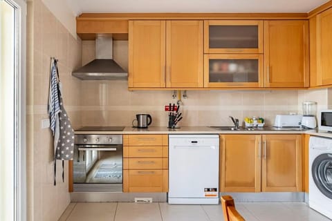 Coffee/tea facilities, Kitchen or kitchenette, dishwasher, oven, washing machine