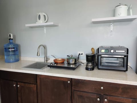 Coffee/tea facilities, Kitchen or kitchenette, stove, toaster