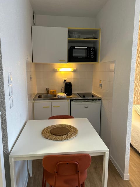 Kitchen or kitchenette, Dining area, stove
