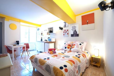 Bed, Kitchen or kitchenette, Living room, Photo of the whole room, Bedroom, towels