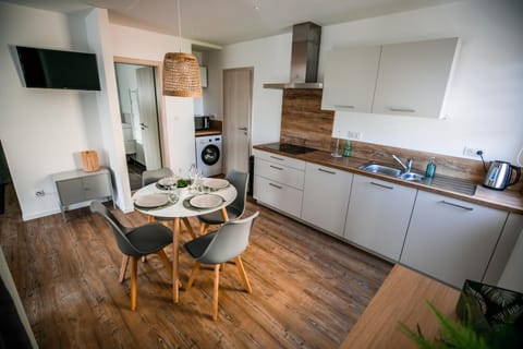 Kitchen or kitchenette, Dining area