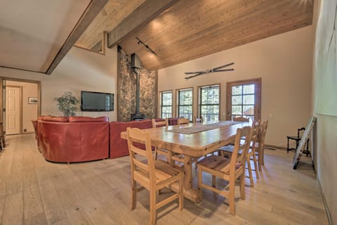 Truckee Cabin with Wraparound Deck and Pool Access Casa in Truckee