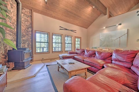 Truckee Cabin with Wraparound Deck and Pool Access Haus in Truckee