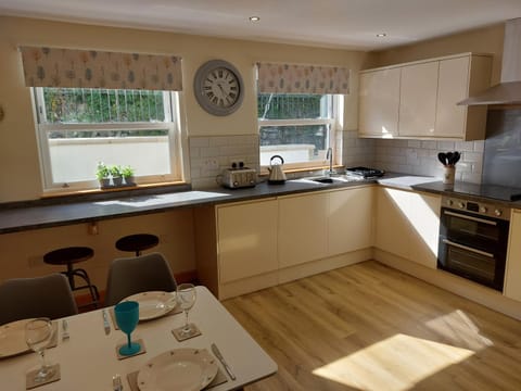 Two bedroom cottage - country lane -10 min walk to Perranporth beach Maison in Perranporth