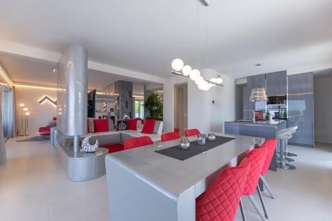 Seating area, Dining area