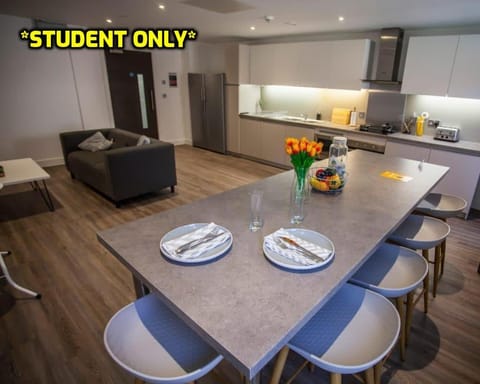 Student Only Zeni 6 Bed Apartment, Colchester Apartment in Colchester