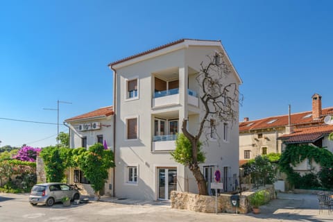 Property building, Facade/entrance, Parking