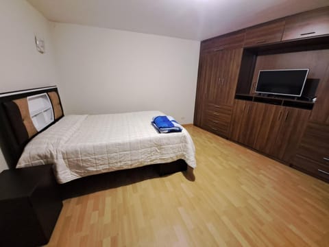 Bed, TV and multimedia, Bedroom