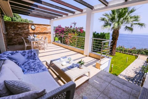 Agnanti villa Seafront with Pool Chalet in Halkidiki