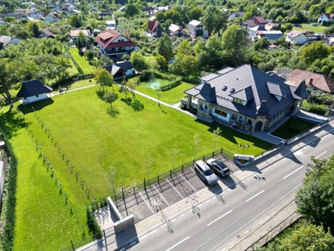 Property building, Day, Neighbourhood, Natural landscape, Bird's eye view, City view, Street view, Location, Parking