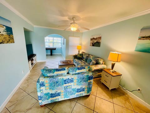 Gulf Coast Gem Private Condo - 2bed, 1bath, Sleeps 6, Across the Street From Beach & Gulf, Game Room, Pool Apartment in Indian Shores