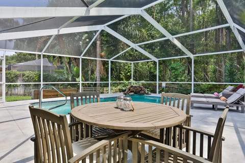 Colonial Palm House in Palm Harbor