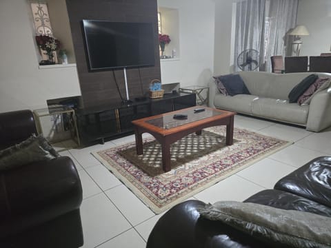 4 bedroom house in Glenhazel for family, friends and leisure House in Sandton