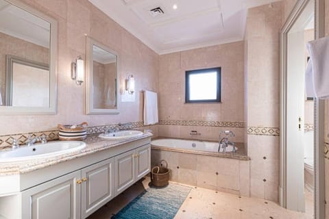 Sea view luxury 6 bedroom Villa plus driver and maid room in Palm Jumeirah Villa in Dubai