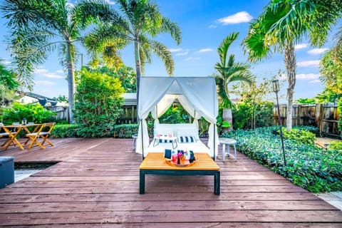 Chique Pool and Tiki Resort House in Pompano Beach