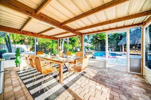 Chique Pool and Tiki Resort Casa in Pompano Beach
