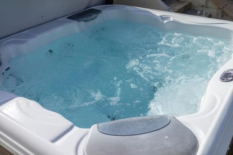 Fistral hot tub house for 8 on Retallack Resort House in Saint Columb Major