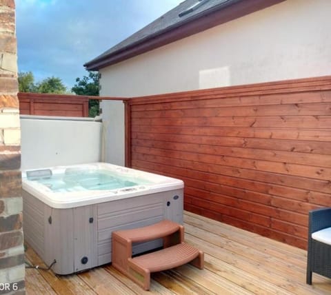 Fistral hot tub house for 8 on Retallack Resort House in Saint Columb Major