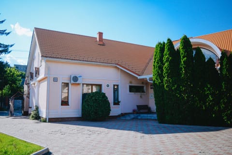 Property building, Facade/entrance, Inner courtyard view, Parking