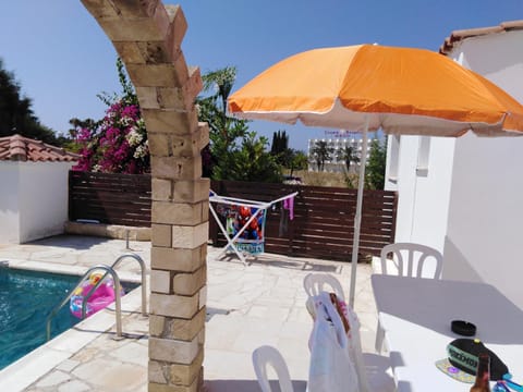Lovely six bedroom villa in coral bay , car not essential Chalet in Peyia