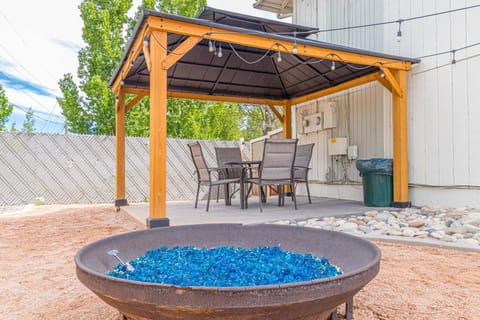 Bookcliff B - Downtown Townhome Outdoor Firepit Patio Condo in Fruita