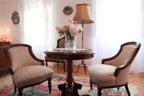 Bed, Living room, Seating area