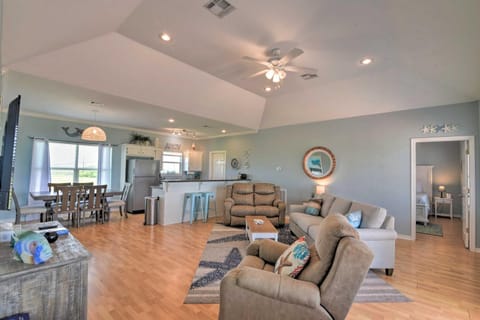 Bright Crystal Beach House, Walk to Coast! House in Bolivar Peninsula