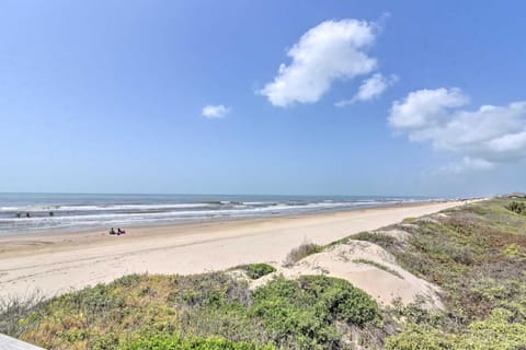 Bright Crystal Beach House, Walk to Coast! House in Bolivar Peninsula