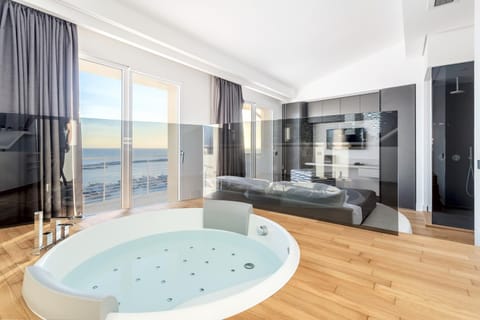 Bed, Hot Tub, TV and multimedia, Bedroom, Sea view