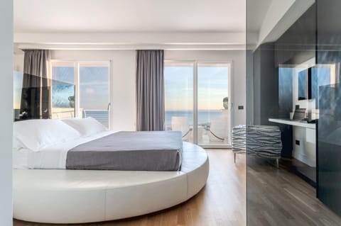 Natural landscape, TV and multimedia, Photo of the whole room, Bedroom, Sea view