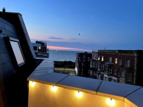 Relaxing Retreat with Terrace & Sea Views - Sleeps 4 Apartment in Margate