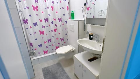 Shower, Toilet