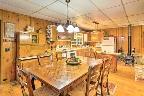 Rustic Linville Falls Cottage with Fire Pit! House in Linville Falls
