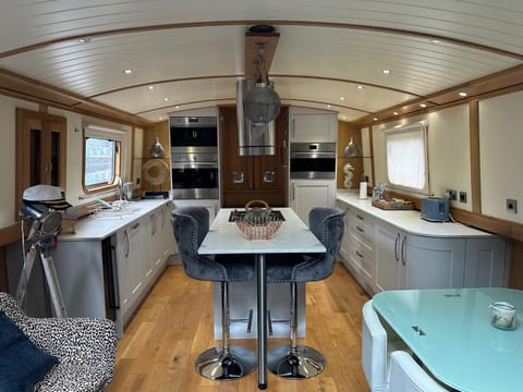 Luxury boat - The Thistle Dream Docked boat in Uxbridge