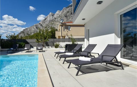 Nice Home In Bast With Jacuzzi House in Baška Voda