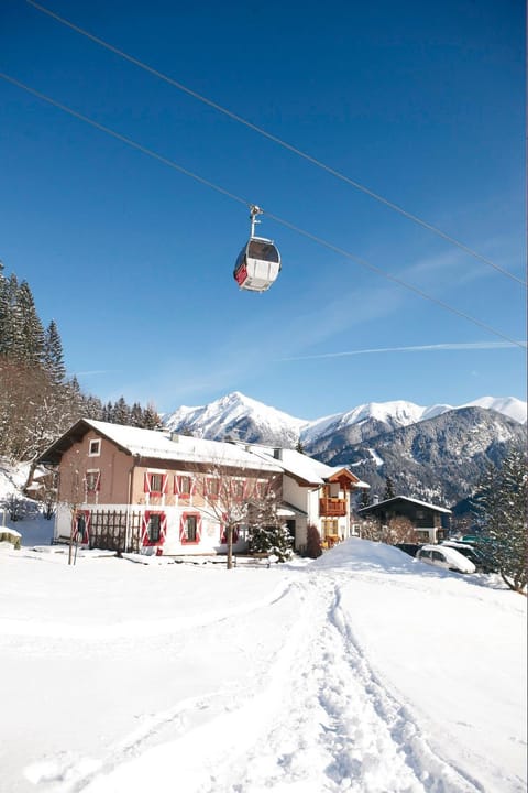 Property building, Neighbourhood, Bird's eye view, Winter, Ski School, Skiing, View (from property/room), Mountain view