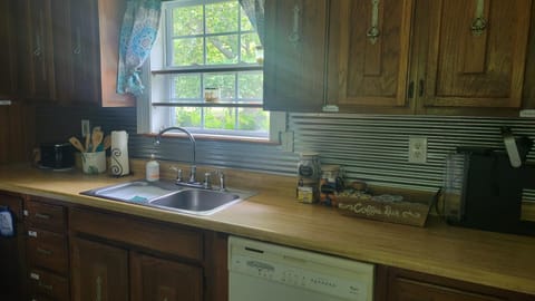 Coffee/tea facilities, Kitchen or kitchenette, dishwasher