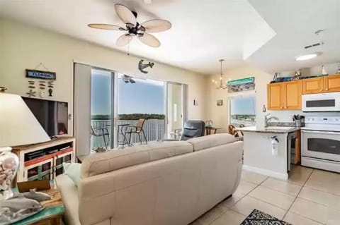 Waterfront condo with Breath taking sunset views/Pool and hot tub Condo in Seminole