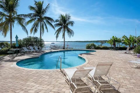 Waterfront condo with Breath taking sunset views/Pool and hot tub Condo in Seminole