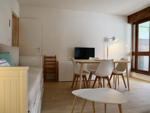 Appartement T2 Rénové à 2 min de la Plage, Centre Seignosse, Tout à Pied, Draps et Ménage Inclus - FR-1-239-812 Apartment in Seignosse