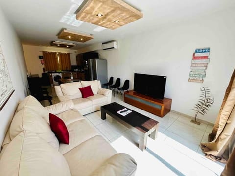 Communal lounge/ TV room, TV and multimedia, Living room, Seating area, Evening entertainment, air conditioner