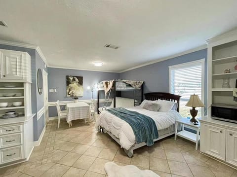 Beautiful traditional home*Modern updates*Guest suite B House in Katy