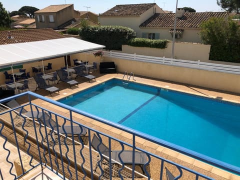 Balcony/Terrace, Pool view, Swimming pool, Swimming pool, sunbed